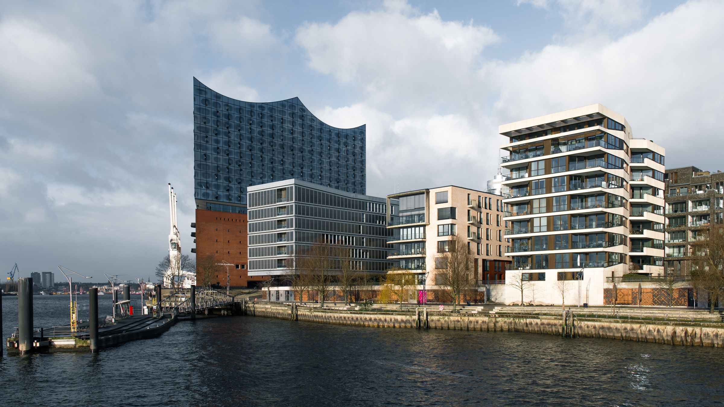 Moderne Architektur in der Hamburger HafenCity mit der Elbphilharmonie