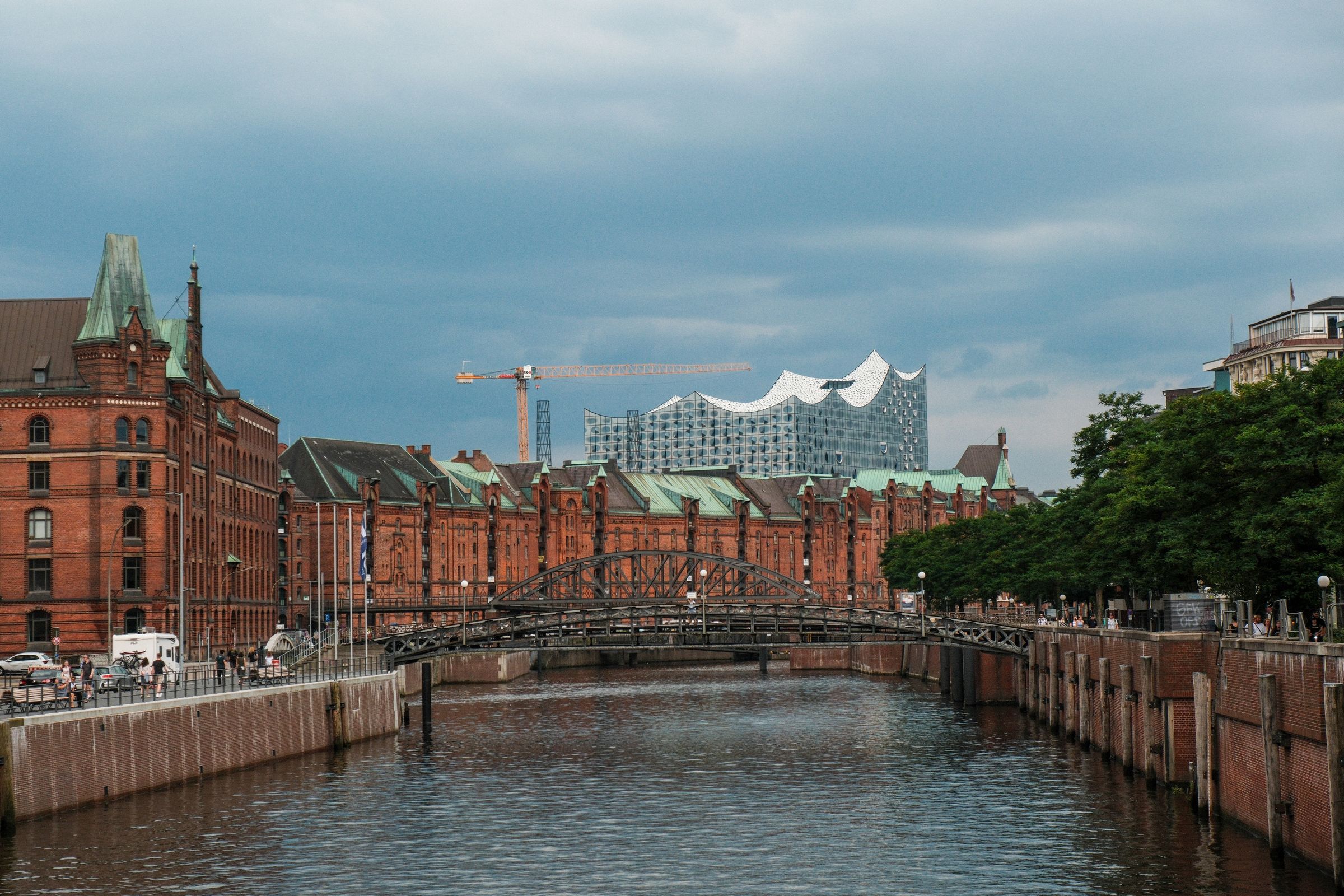 Speicherstadt in Hamburg mit der Elbphilharmonie im Hintergrund